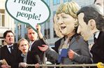 Ακτιβιστές  με μάσκες 
 της καγκελαρίου  Μέρκελ και  του προέδρου  Σαρκοζί έξω από  το 
Ευρωκοινοβούλιο  στις Βρυξέλλες  ζητούν  προτεραιότητα...  στα κέρδη και
 όχι  στους ανθρώπους  